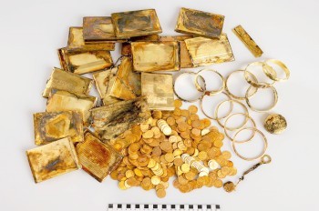 В Чехии туристы случайно наши в лесу уникальный клад