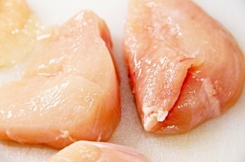 В чешские магазины Tesco попала зараженная сальмонеллой курятина