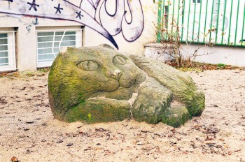 В Чехии задремавший водитель фуры едва не смял легковушку: видео