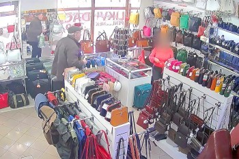 В Праге недовольный клиент выбил зубы продавщице: видео