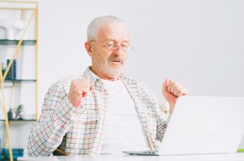 Пожилые люди в Чехии стали востребованы: компании активно ищут работников 55+