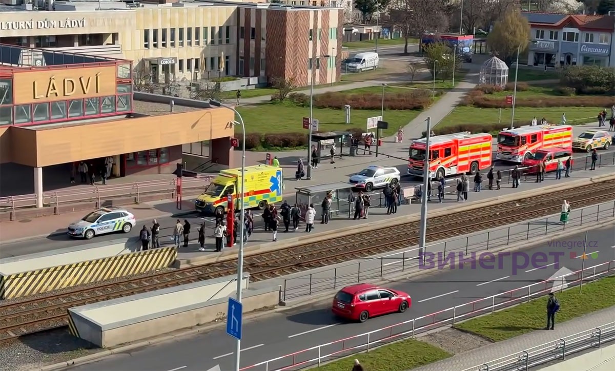 Поезд насмерть сбил человека в метро Праги