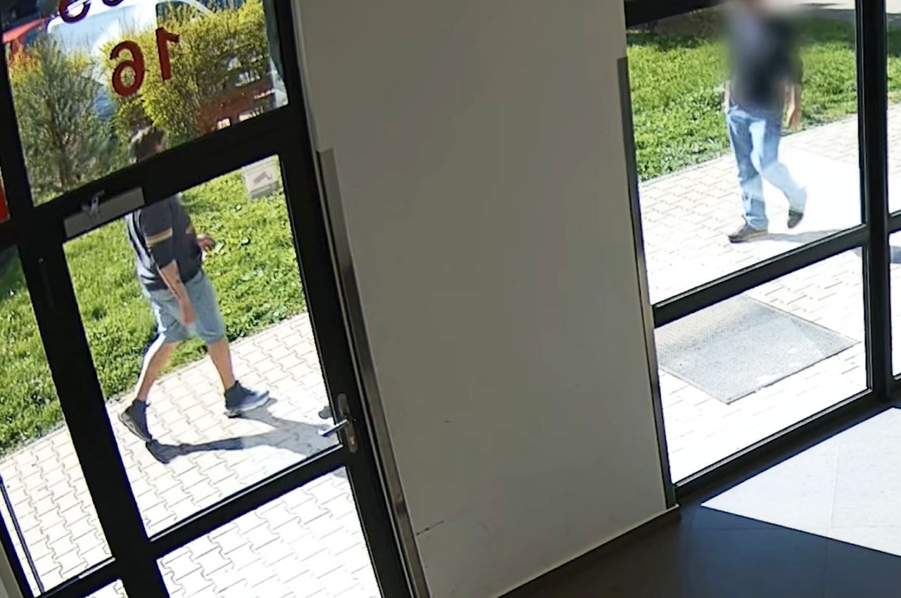 В Праге неизвестный до полусмерти избил прохожего: видео