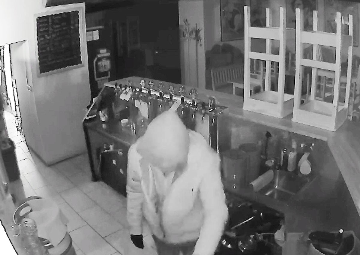 В Праге разыскивают ночного вора: видео