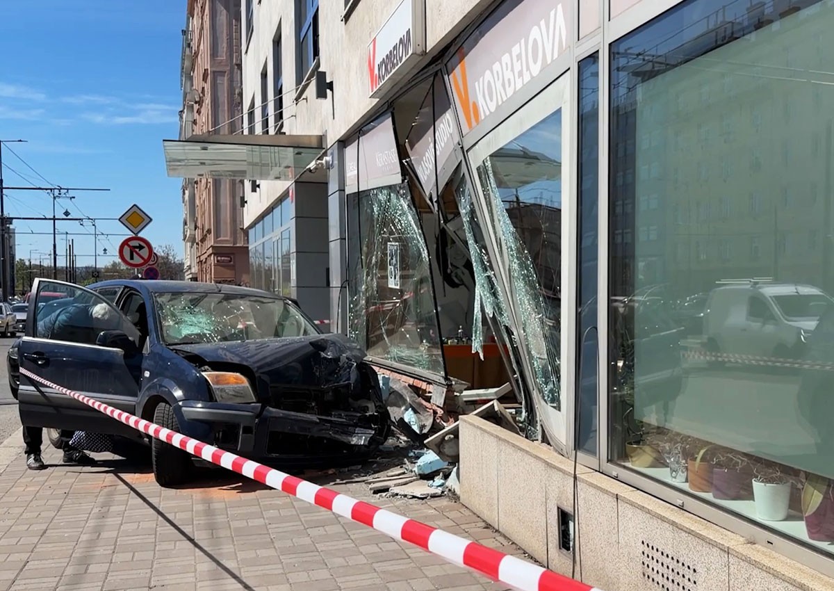 В Праге автомобиль въехал в парикмахерскую 