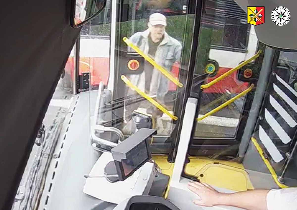 В Праге пассажир со злости разбил дверь автобуса: видео
