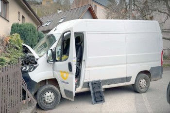 Под Прагой доставщицу почты переехал собственный фургон