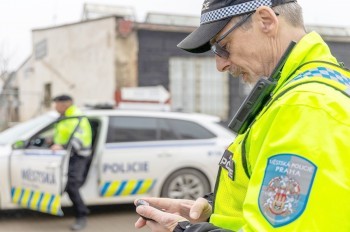 В Праге полицейским начнут помогать ассистенты без летального оружия