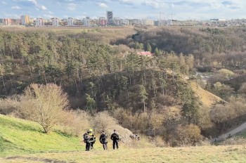 Школьник упал со скалы в пражском лесопарке