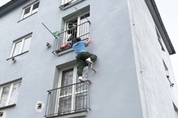 В Чехии вор пытался спрятаться от полиции под балконом