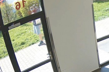 Полиция Праги задержала мужчину, избившего прохожего на улице