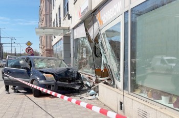 В Праге автомобиль въехал в парикмахерскую 