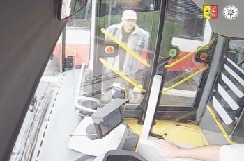 В Праге пассажир со злости разбил дверь автобуса: видео