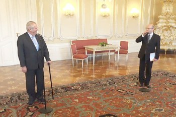 Премьер-министр Чехии оконфузился на Пражском Граде: видео