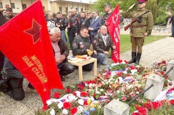 «Ночные волки» возложили цветы к могилам красноармейцев в Брно