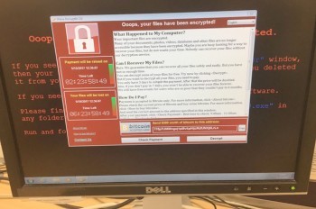 Хакеры атаковали сеть британских больниц и требуют выкуп