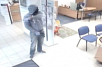 В Праге преступник дважды ограбил один и тот же банк: видео