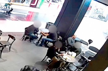 Кража бумажника в пражском кафе попала на видео