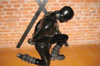 В Праге вор украл из машины дорогие латексные костюмы