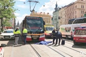 Трамвай насмерть сбил двух человек в центре Праги