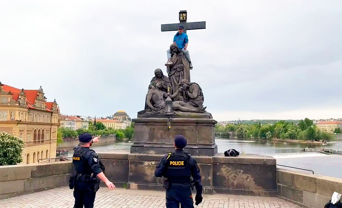 Карлов мост в Праге перекрыли из-за иностранца с ножом: видео