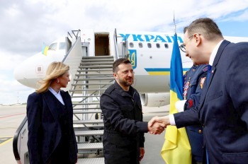 Официально: в Прагу прилетел Владимир Зеленский с супругой