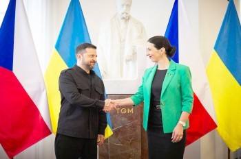 «Украинские военные защищают и нас»: Зеленского приняли в парламенте Чехии