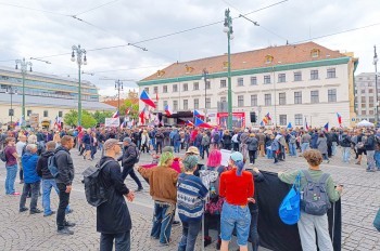 В центре Праги прошли митинги за мир и налаживание отношений с Россией