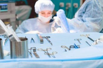 В Чехии хирурги забыли в пациенте салфетку. Он отсудил компенсацию и умер