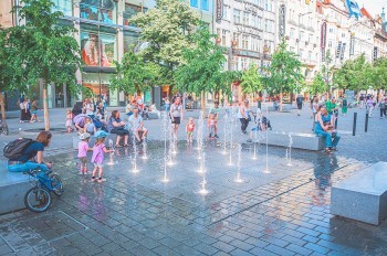 На Вацлавской площади Праги включили фонтан
