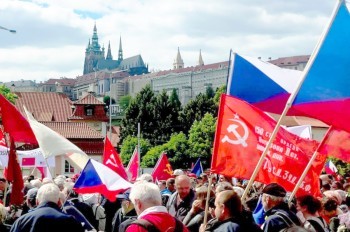 У нас демократия: в Чехии объяснили флаги России и СССР на митингах