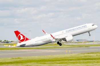 В аэропорту Праги самолет при посадке задел хвостом полосу: видео