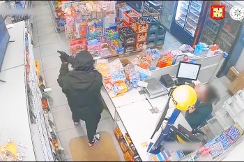 В Чехии продавщица «вечерки» оставила грабителя в дураках: видео