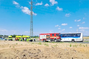 Серьезное ДТП в Чехии: пьяный водитель легковушки въехал в автобус