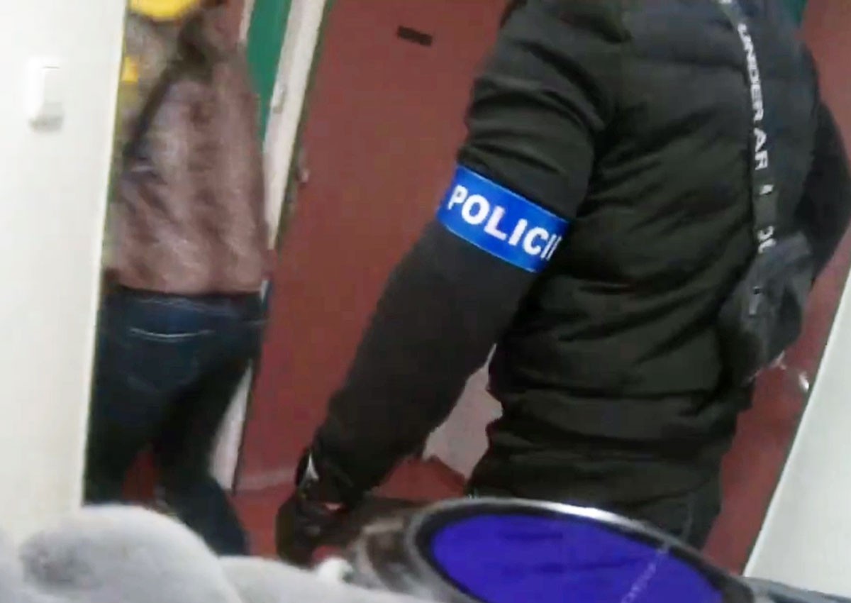 В Праге преступник спрятался от полиции в неожиданном месте: видео