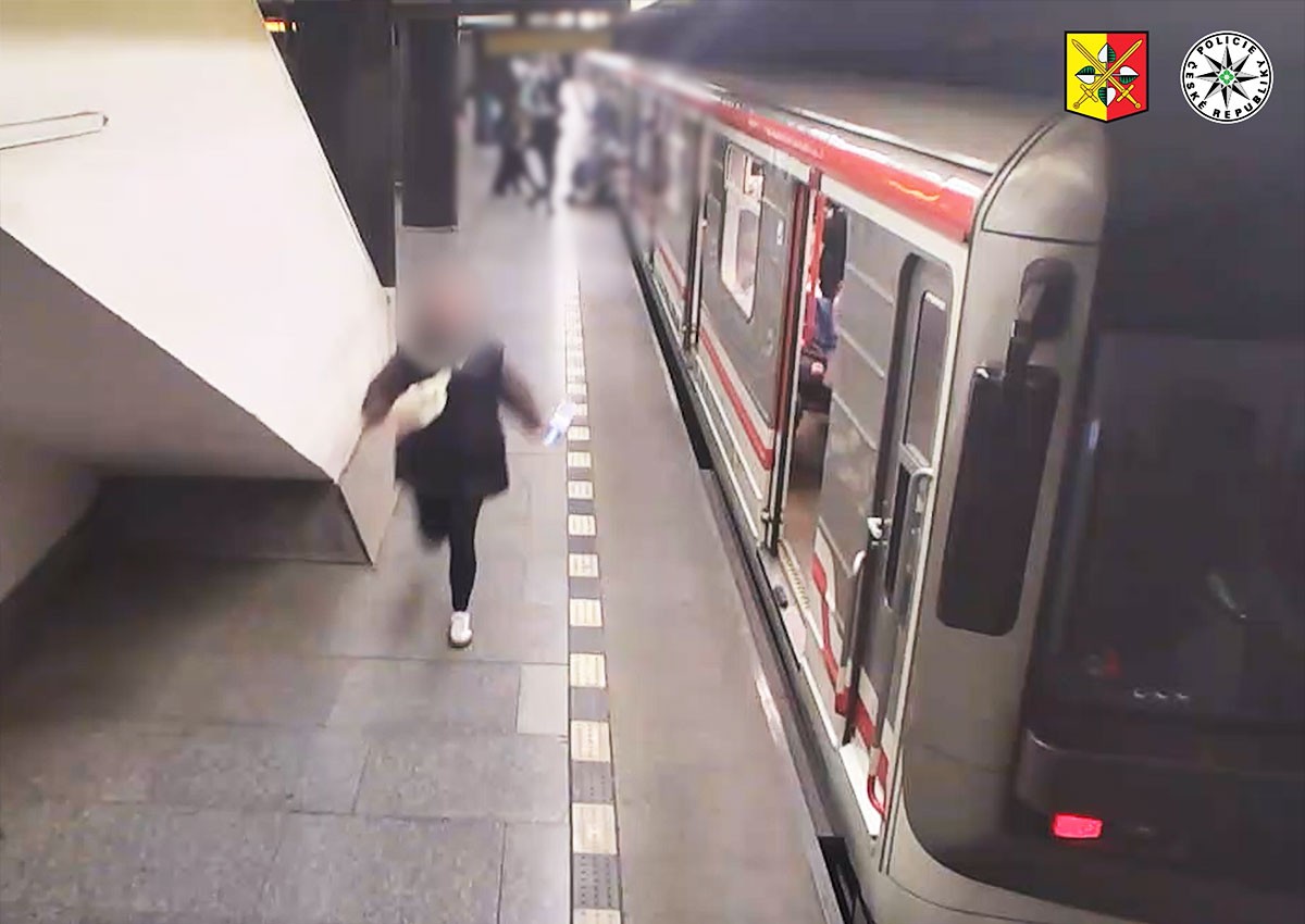 Очевидцы спасли жизнь пассажирке в метро Праги: видео