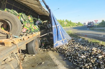Какая боль: в Чехии водитель фуры разбил сотни бутылок с пивом