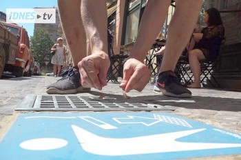 В центре Праги установили первую тротуарную пепельницу