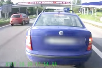 В Чехии неадекватный водитель неудачно «проучил» автобус: видео