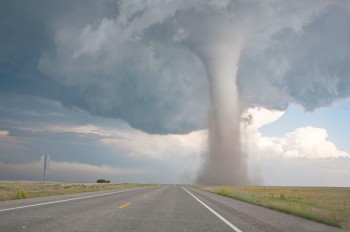 Стригущий газон на фоне торнадо канадец стал звездой