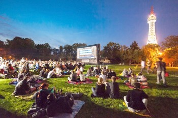 В Праге начинает работу Kinobus — бесплатный кинотеатр под открытым небом