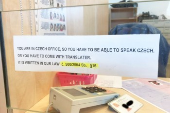 Мэрия Праги накажет чиновниц, требовавших от иностранцев говорить по-чешски