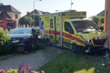 В Праге скорая помощь с пациенткой попала в аварию