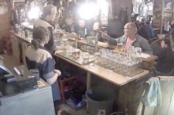 В Чехии курильщик избил бармена за просьбу потушить сигарету: видео
