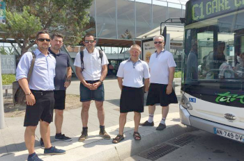 Во Франции водители автобусов из-за жары надели юбки 