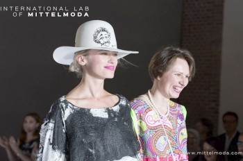 Чешский модельер получила награду в Милане за коллекцию из отходов