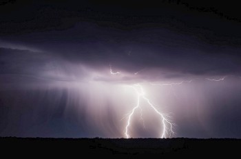 В Праге молния ударила в человека