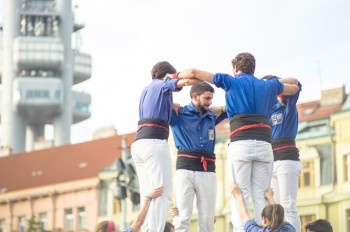 Каталонцы возвели в Праге башню из людей: фото и видео
