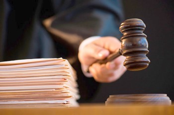 Пять лет тюрьмы за пощечину: в Праге идет суд над унизившими студента полицейскими