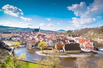 Добровольцы начали изображать «нормальную жизнь» на улицах Чешского Крумлова